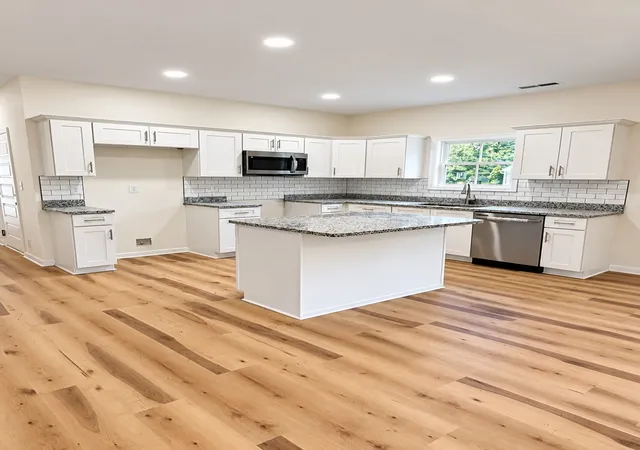 Photo 3 of Single family home for sale at 811 Gracey Ave, Clarksville, TN 37040 | MLS# 3599068 | Listing updated on 2026-09-25