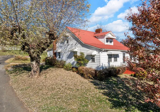 Photo 3 of Sale Pending at 2873 Main St, Surgoinsville, TN 37873 | MLS# 3599091 | Listing updated on 2026-10-02