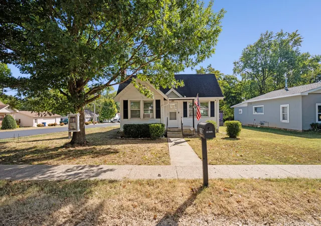 Single family home for sale at 208 Hobson Ave, Shelbyville, TN 37160 | MLS# 3603226
