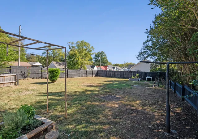 Photo 3 of Single family home for sale at 208 Hobson Ave, Shelbyville, TN 37160 | MLS# 3603226 | Listing updated on 2026-10-08