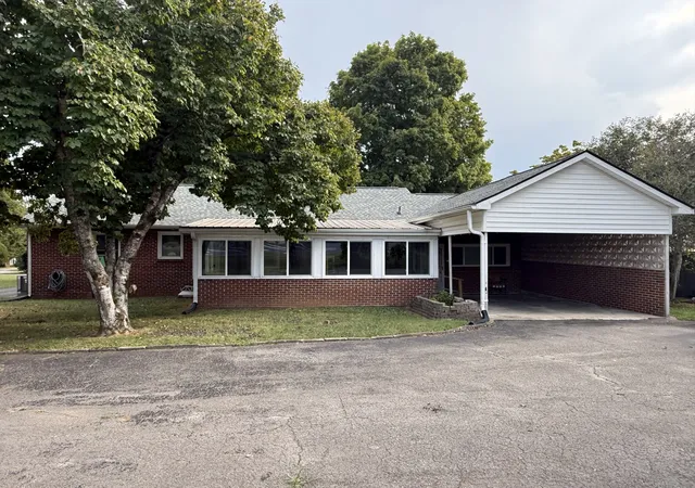 Photo 2 of Single family home for sale at 114 Hillcrest Dr, Winchester, TN 37398 | MLS# 3599190 | Listing updated on 2026-09-25