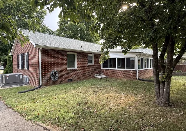 Photo 3 of Single family home for sale at 114 Hillcrest Dr, Winchester, TN 37398 | MLS# 3599190 | Listing updated on 2026-09-25