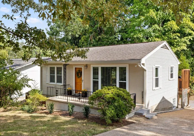 Photo 2 of Single family home for sale at 1014 Summer St, Chattanooga, TN 37405 | MLS# 3599237 | Listing updated on 2026-09-26