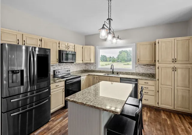 Photo 3 of Single family home for sale at 114 Skylark Dr, Hopkinsville, KY 42240 | MLS# 3601270 | Listing updated on 2026-09-25
