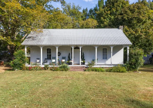 Photo 1 of Single family home for sale at 6040 Highway 438 W, Linden, TN 37096 | MLS# 3610112 | Listing updated on 2026-10-03