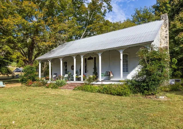 Photo 2 of Single family home for sale at 6040 Highway 438 W, Linden, TN 37096 | MLS# 3610112 | Listing updated on 2026-10-03