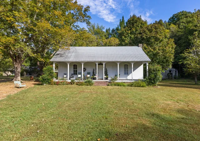 Photo 3 of Single family home for sale at 6040 Highway 438 W, Linden, TN 37096 | MLS# 3610112 | Listing updated on 2026-10-03