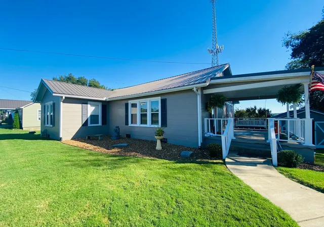 Photo 1 of Single family home for sale at 1622 Washington St W, Fayetteville, TN 37334 | MLS# 3599388 | Listing updated on 2026-09-25
