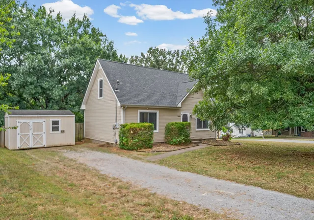 Photo 2 of Single family home for sale at 1901 Roan Dr, Clarksville, TN 37042 | MLS# 3599418 | Listing updated on 2026-09-25