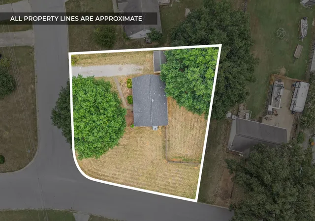 Photo 3 of Single family home for sale at 1901 Roan Dr, Clarksville, TN 37042 | MLS# 3599418 | Listing updated on 2026-09-25