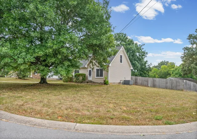 Photo 3 of Single family home for sale at 1901 Roan Dr, Clarksville, TN 37042 | MLS# 3599418 | Listing updated on 2026-09-25