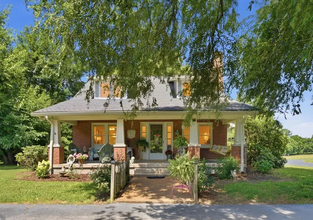 Photo 3 of Single family home for sale at 445 Carters Crk Pike, Columbia, TN 38401 | MLS# 3610206 | Listing updated on 2026-10-08
