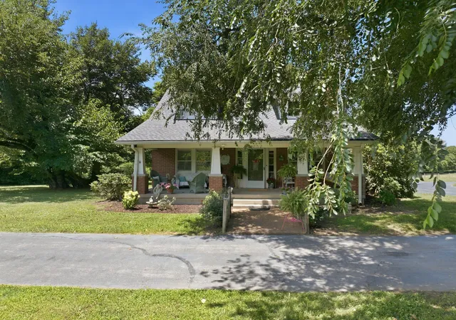 Photo 3 of Single family home for sale at 445 Carters Crk Pike, Columbia, TN 38401 | MLS# 3610206 | Listing updated on 2026-10-08