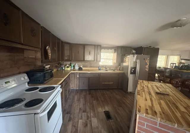 Photo 4 of Manufactured home for sale at 206 Ben Henry Rd, Harriman, TN 37748 | MLS# 3601278 | Listing updated on 2026-10-07