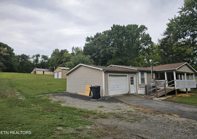 Photo 2 of Sale Pending at 2694 White Oak Grv Rd, Morristown, TN 37813 | MLS# 3601494 | Listing updated on 2026-09-30