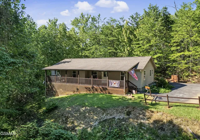 Photo 3 of Single family home for sale at 1533 Honey Bee Cvs Way, Pigeon Forge, TN 37863 | MLS# 3601559 | Listing updated on 2026-09-26