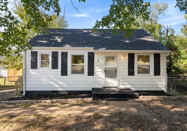 Photo 1 of Single family home for sale at 19 Maple St, Clarksville, TN 37042 | MLS# 3610685 | Listing updated on 2026-10-04