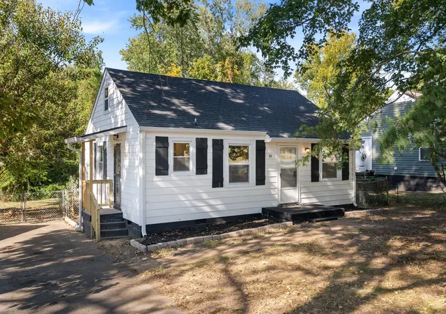 Photo 2 of Single family home for sale at 19 Maple St, Clarksville, TN 37042 | MLS# 3610685 | Listing updated on 2026-10-04