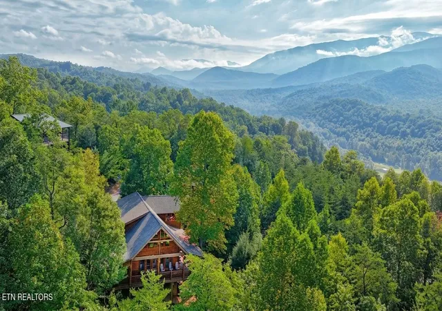 Photo 2 of Single family home for sale at 3620 Moonshine Way, Gatlinburg, TN 37738 | MLS# 3601614 | Listing updated on 2026-10-01