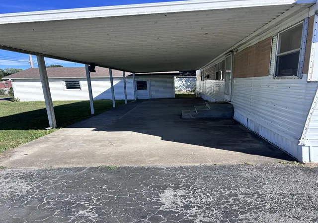 Photo 3 of Manufactured home for sale at 801 Oakdale St, Manchester, TN 37355 | MLS# 3601848 | Listing updated on 2026-10-03