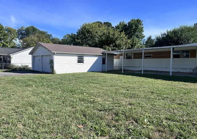 Photo 4 of Manufactured home for sale at 801 Oakdale St, Manchester, TN 37355 | MLS# 3601848 | Listing updated on 2026-10-03