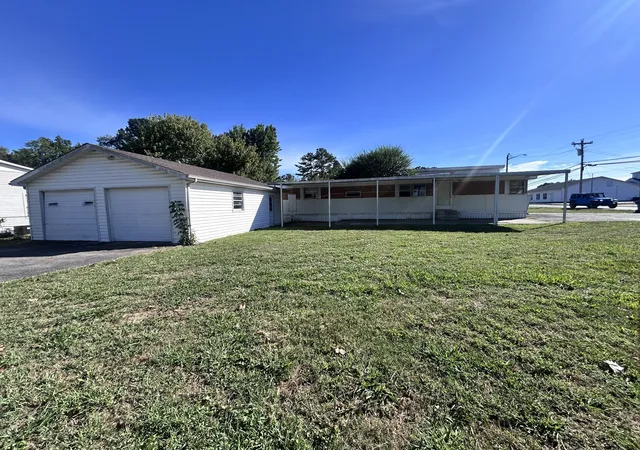 Photo 3 of Manufactured home for sale at 801 Oakdale St, Manchester, TN 37355 | MLS# 3601848 | Listing updated on 2026-10-03