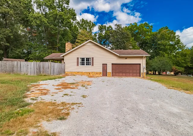 Photo 2 of Single family home for sale at 118 Autumn Ln, Tullahoma, TN 37388 | MLS# 3601868 | Listing updated on 2026-10-09