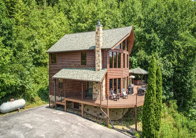 Photo 2 of Single family home for sale at 2733 Pine Crst Ln, Sevierville, TN 37862 | MLS# 3602922 | Listing updated on 2026-10-01