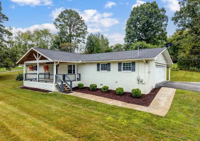 Photo 3 of Single family home for sale at 320 Lynn Dr, Sevierville, TN 37862 | MLS# 3603394 | Listing updated on 2026-09-30