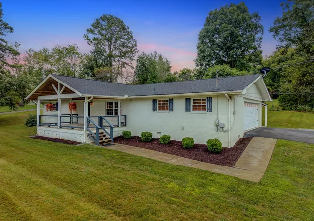 Photo 3 of Single family home for sale at 320 Lynn Dr, Sevierville, TN 37862 | MLS# 3603394 | Listing updated on 2026-09-30