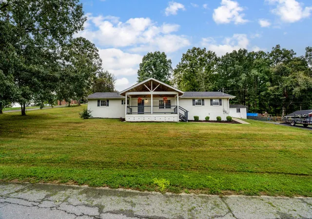 Photo 4 of Single family home for sale at 320 Lynn Dr, Sevierville, TN 37862 | MLS# 3603394 | Listing updated on 2026-09-30