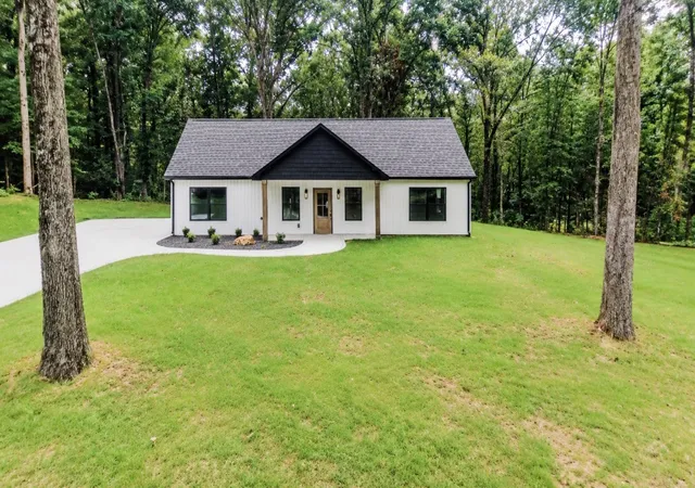 Photo 1 of Single family home for sale at 352 Pulley St, Erin, TN 37061 | MLS# 3611106 | Listing updated on 2026-10-18