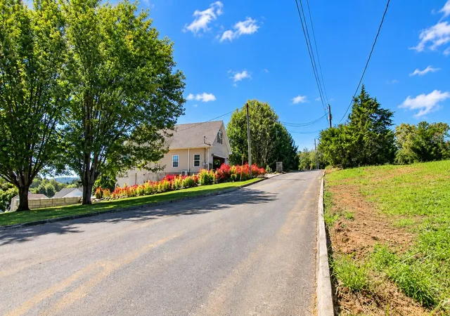 Photo 3 of Single family home for sale at 2819 Eledge View Ln, Sevierville, TN 37876 | MLS# 3602758 | Listing updated on 2026-09-29