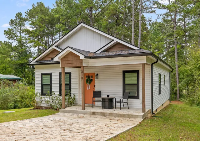 Photo 2 of Single family home for sale at 210 Neal Dr, Rossville, GA 30741 | MLS# 3602009 | Listing updated on 2026-10-06