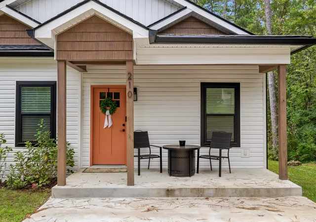 Photo 3 of Single family home for sale at 210 Neal Dr, Rossville, GA 30741 | MLS# 3602009 | Listing updated on 2026-10-06