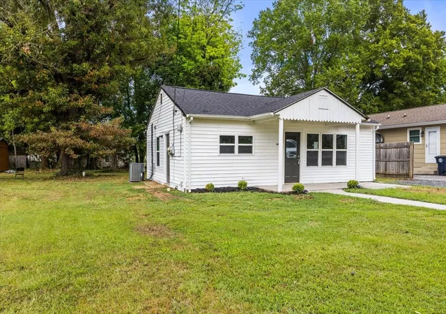 Photo 2 of Single family home for sale at 4325 Greenbriar Rd, Chattanooga, TN 37412 | MLS# 3602417 | Listing updated on 2026-10-02
