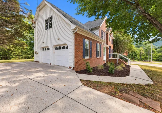 Photo 2 of Single family home for sale at 9221 Hunters Bnd Cir, Ooltewah, TN 37363 | MLS# 3602116 | Listing updated on 2026-10-06