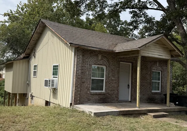 Photo 1 of Single family home for sale at 422 N Brewer St, Paris, TN 38242 | MLS# 3602350 | Listing updated on 2026-09-29
