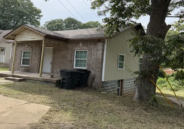 Photo 2 of Single family home for sale at 422 N Brewer St, Paris, TN 38242 | MLS# 3602350 | Listing updated on 2026-09-29