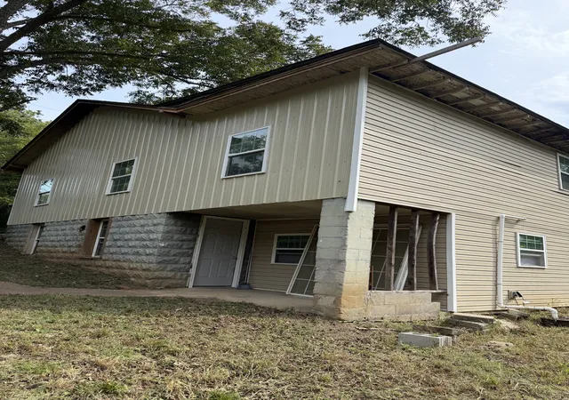 Photo 3 of Single family home for sale at 422 N Brewer St, Paris, TN 38242 | MLS# 3602350 | Listing updated on 2026-09-29