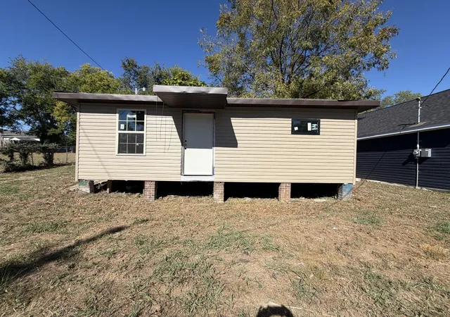 Photo 1 of Single family home for sale at 812 Younglove St, Hopkinsville, KY 42240 | MLS# 3602228 | Listing updated on 2026-09-29