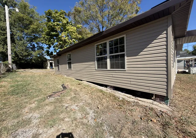Photo 3 of Single family home for sale at 812 Younglove St, Hopkinsville, KY 42240 | MLS# 3602228 | Listing updated on 2026-09-29