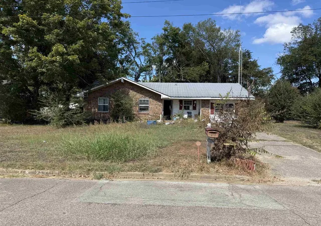 Photo 1 of Sale Pending at 305 Walnut St, Savannah, TN 38372 | MLS# 3602169 | Listing updated on 2026-09-30