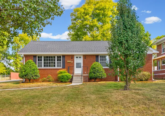 Photo 1 of Single family home for sale at 800 East 7th St, Hopkinsville, KY 42240 | MLS# 3602191 | Listing updated on 2026-09-28