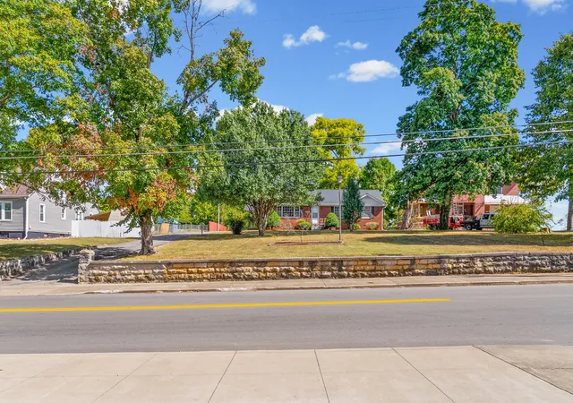 Photo 4 of Single family home for sale at 800 East 7th St, Hopkinsville, KY 42240 | MLS# 3602191 | Listing updated on 2026-09-28