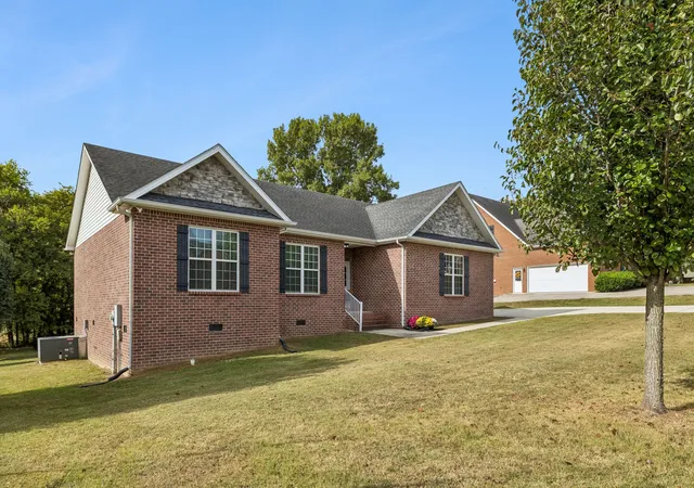 Photo 3 of Single family home for sale at 102 Bradford Way, Woodbury, TN 37190 | MLS# 3610943 | Listing updated on 2026-10-11