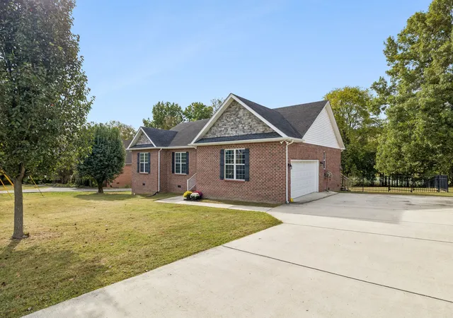 Photo 3 of Single family home for sale at 102 Bradford Way, Woodbury, TN 37190 | MLS# 3610943 | Listing updated on 2026-10-11
