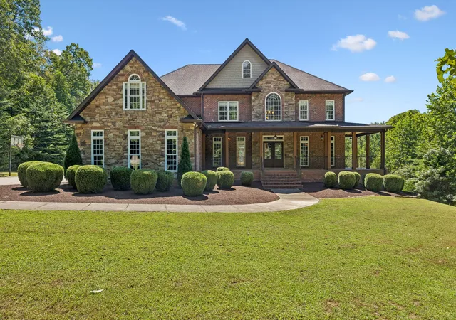 Photo 1 of Mansion for sale at 1032 Dogwood Ln, Burns, TN 37029 | MLS# 3602515 | Listing updated on 2026-10-06