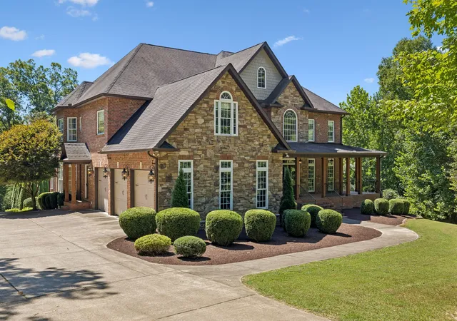 Photo 2 of Mansion for sale at 1032 Dogwood Ln, Burns, TN 37029 | MLS# 3602515 | Listing updated on 2026-10-06
