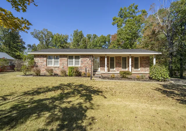 Photo 1 of Single family home for sale at 585 E End Dr, Savannah, TN 38372 | MLS# 3603602 | Listing updated on 2026-10-01